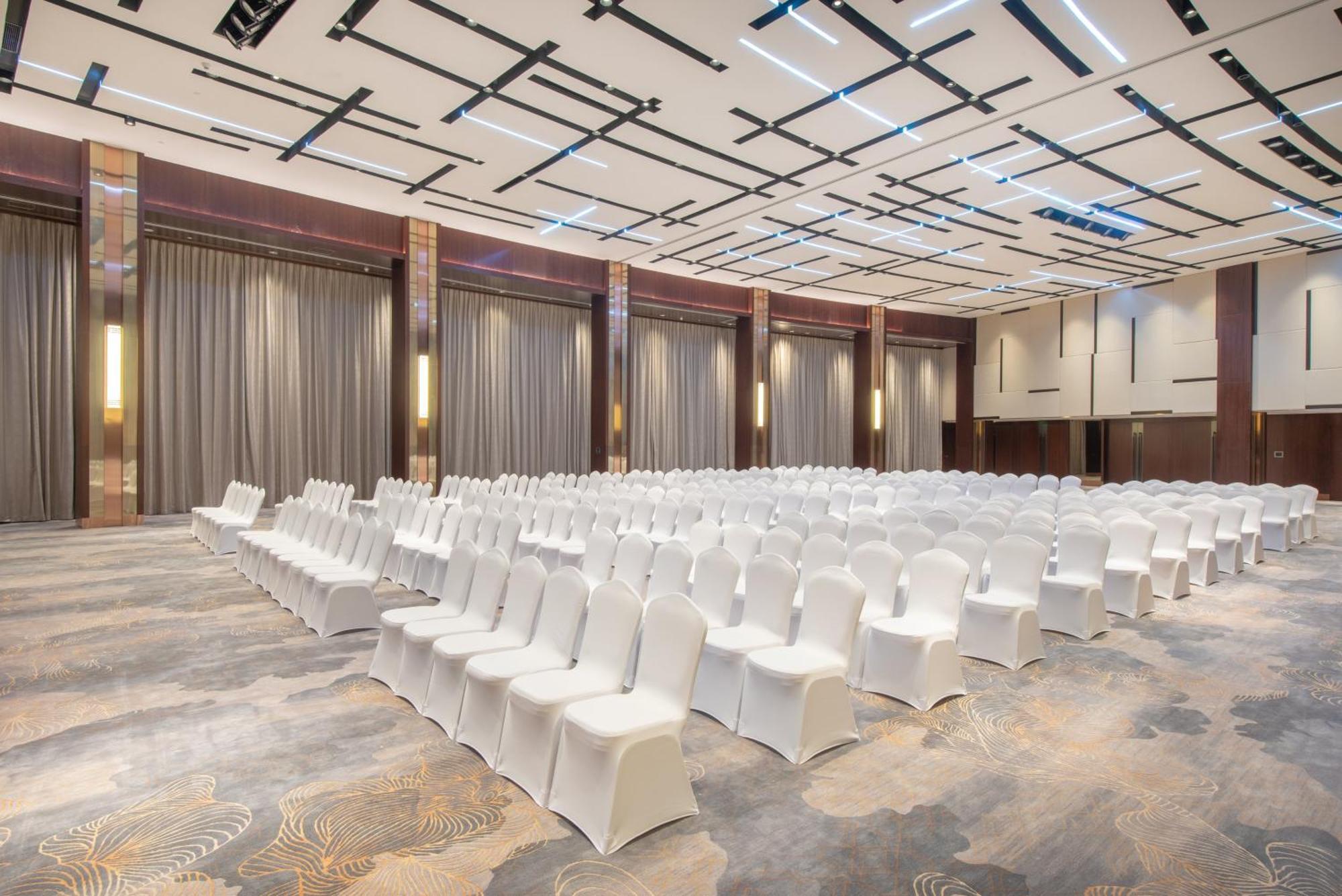 Hotel Crowne Plaza Center By Ihg - Offers Free One-way Shuttle To Chimelong Ocean Kingdom