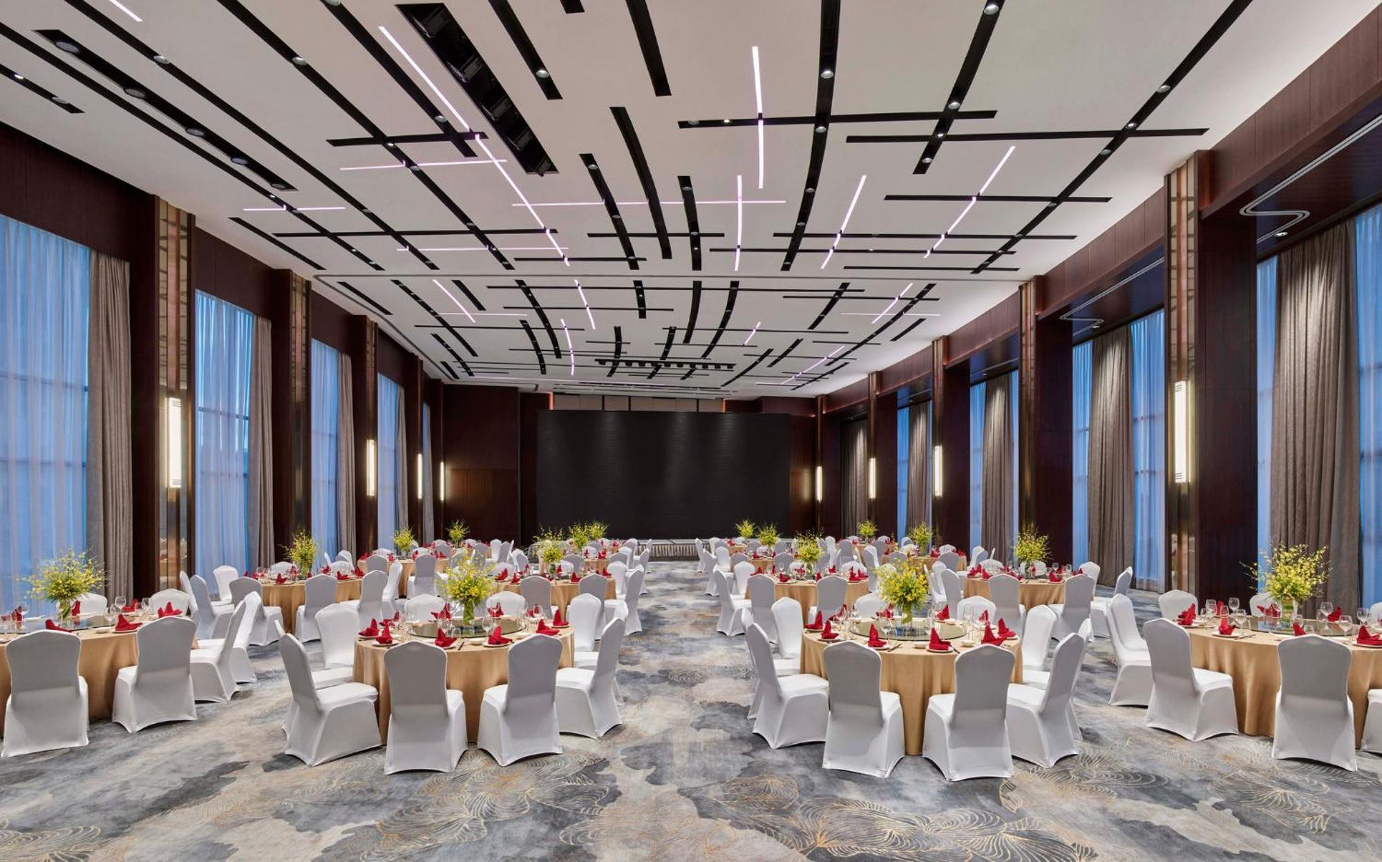 Hotel Crowne Plaza Center By Ihg - Offers Free One-way Shuttle To Chimelong Ocean Kingdom