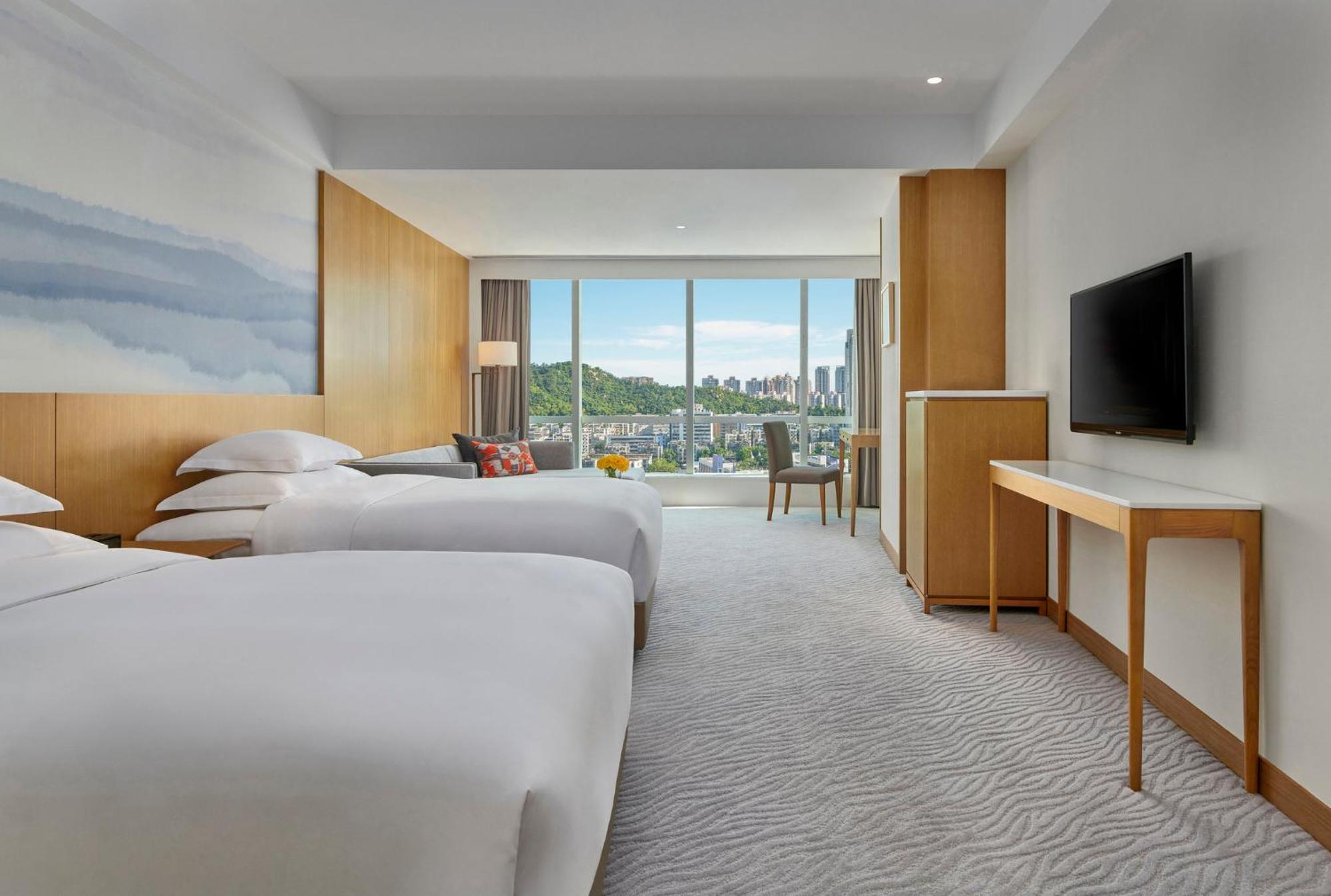 Crowne Plaza Center By Ihg - Offers Free One-way Shuttle To Chimelong Ocean Kingdom 5*