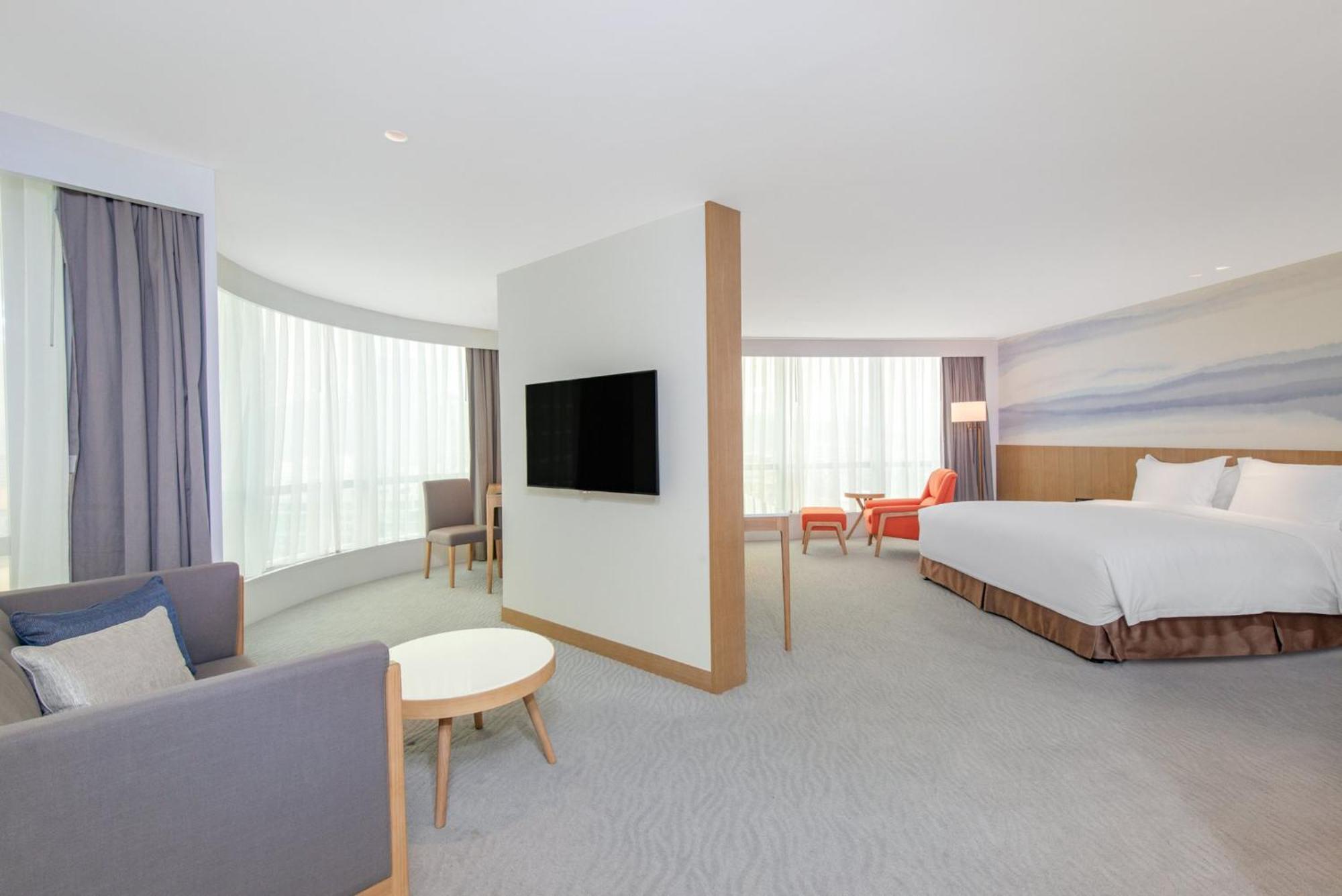 Crowne Plaza Center By Ihg - Offers Free One-way Shuttle To Chimelong Ocean Kingdom Hotel 5*