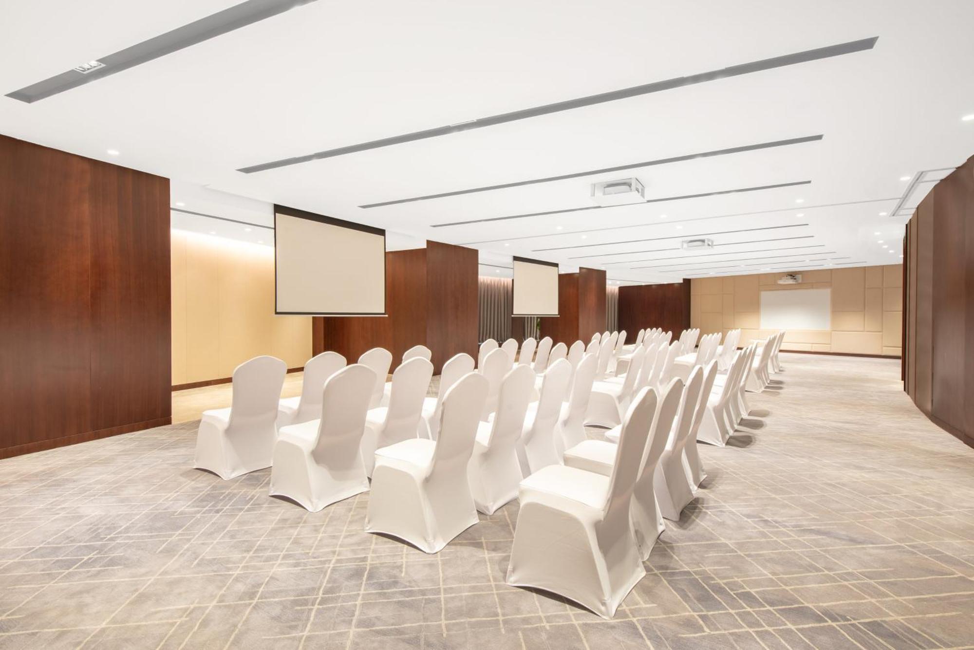 Crowne Plaza Center By Ihg - Offers Free One-way Shuttle To Chimelong Ocean Kingdom 5* Zhuhai