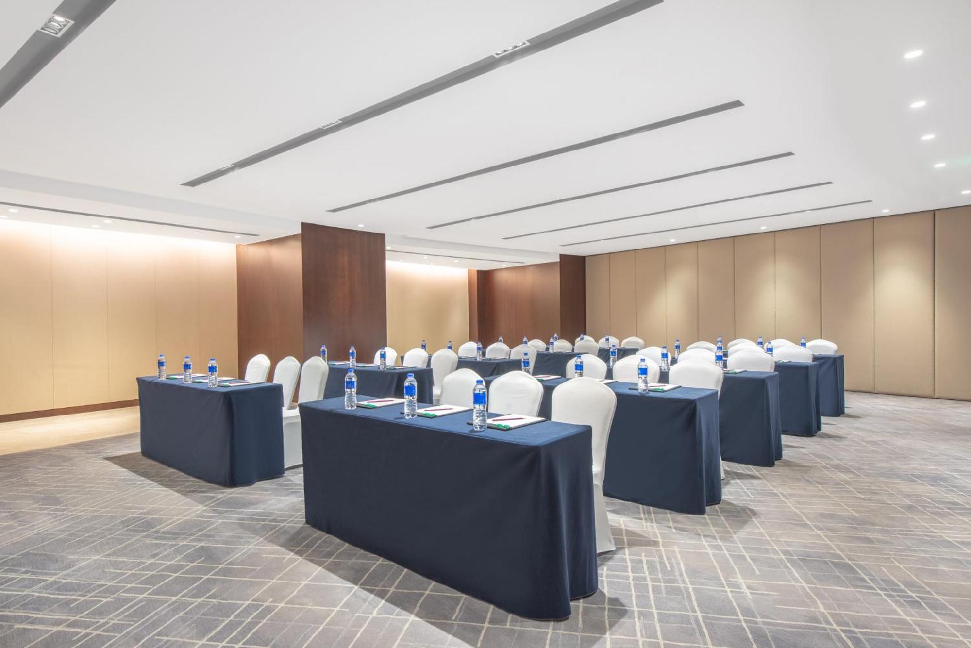 Crowne Plaza Center By Ihg - Offers Free One-way Shuttle To Chimelong Ocean Kingdom Hotel Zhuhai