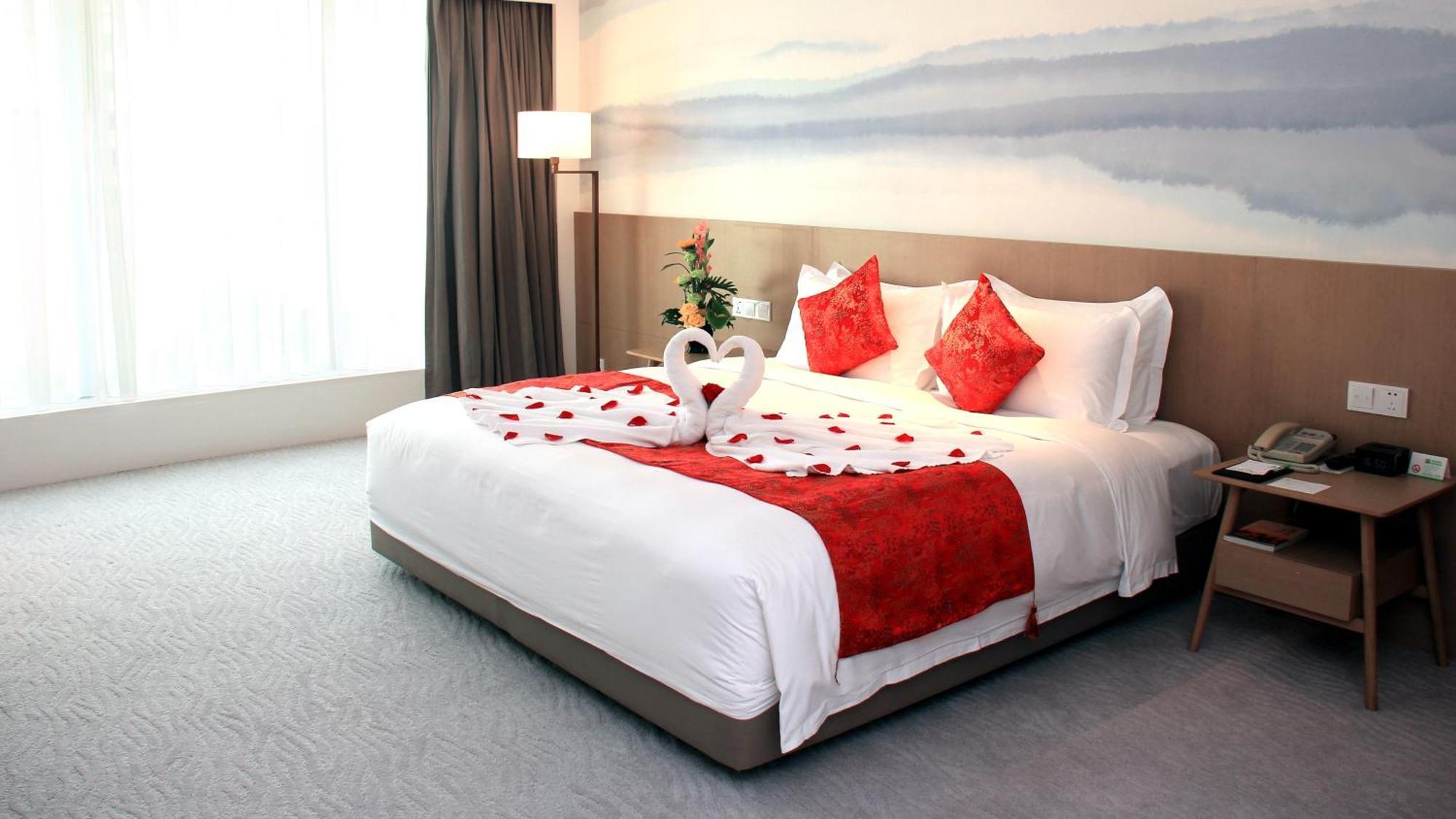 Crowne Plaza Center By Ihg - Offers Free One-way Shuttle To Chimelong Ocean Kingdom Hotel