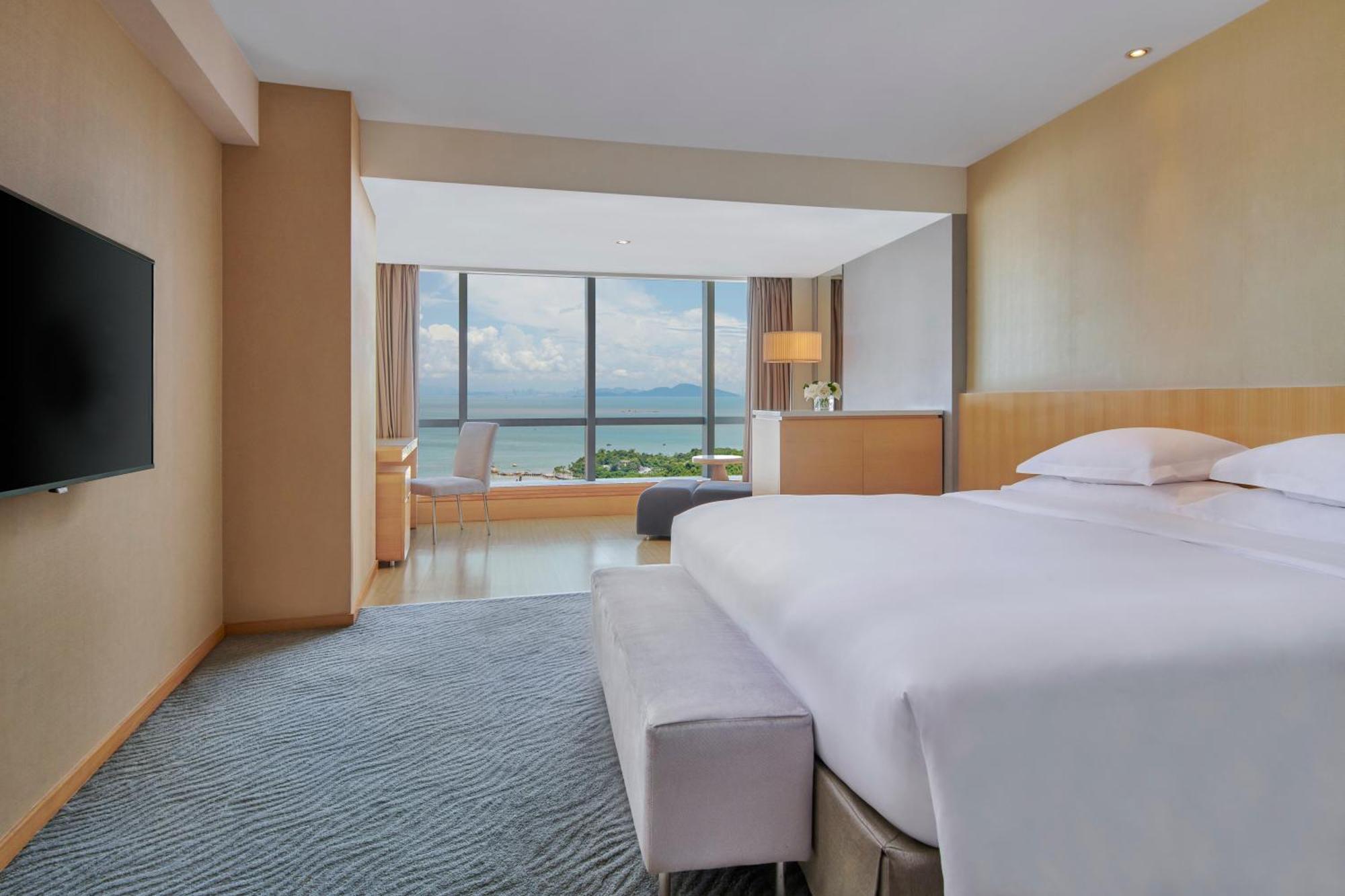 Hotel Crowne Plaza Center By Ihg - Offers Free One-way Shuttle To Chimelong Ocean Kingdom 5*