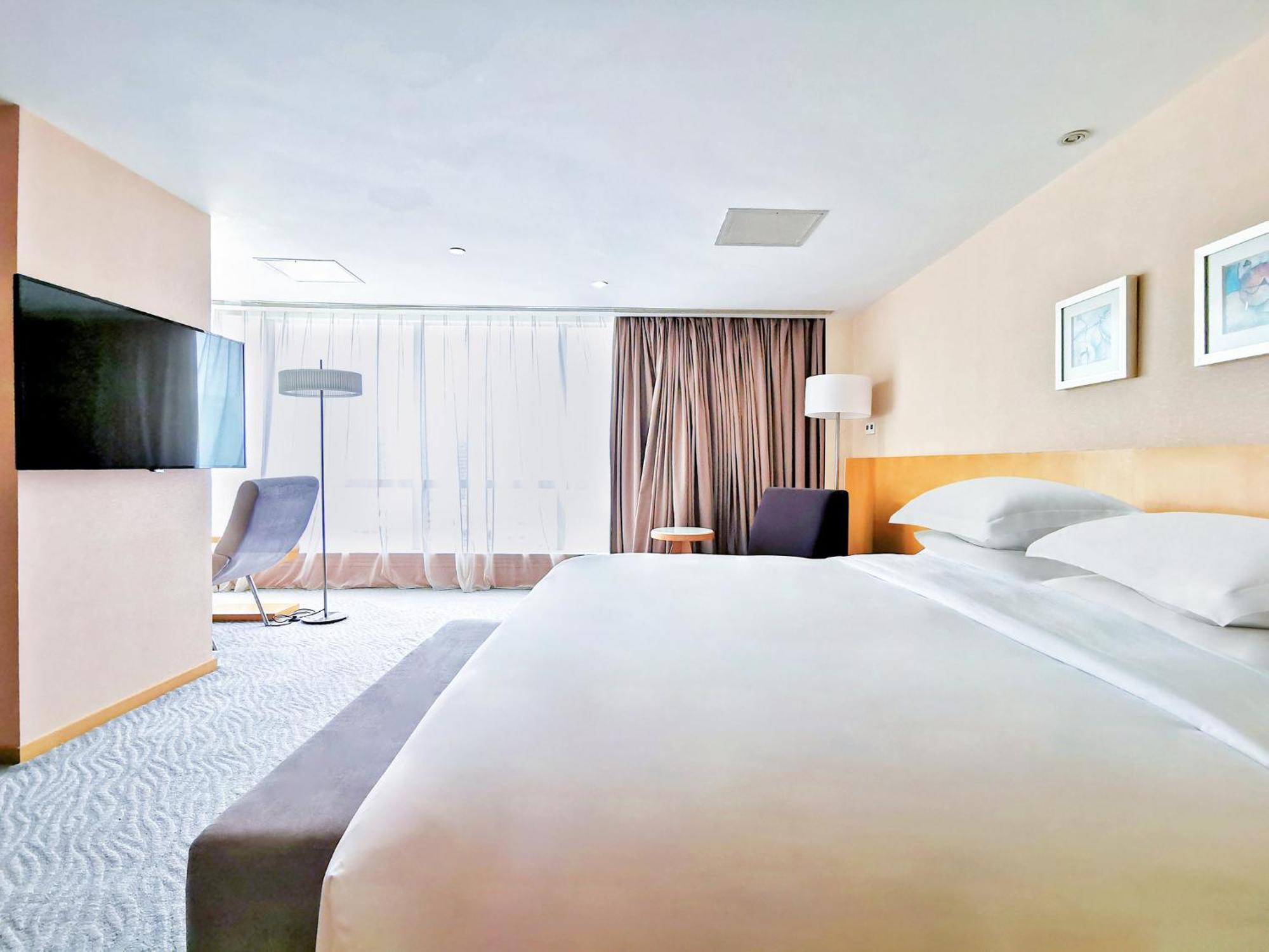 Crowne Plaza Center By Ihg - Offers Free One-way Shuttle To Chimelong Ocean Kingdom Hotel 5*