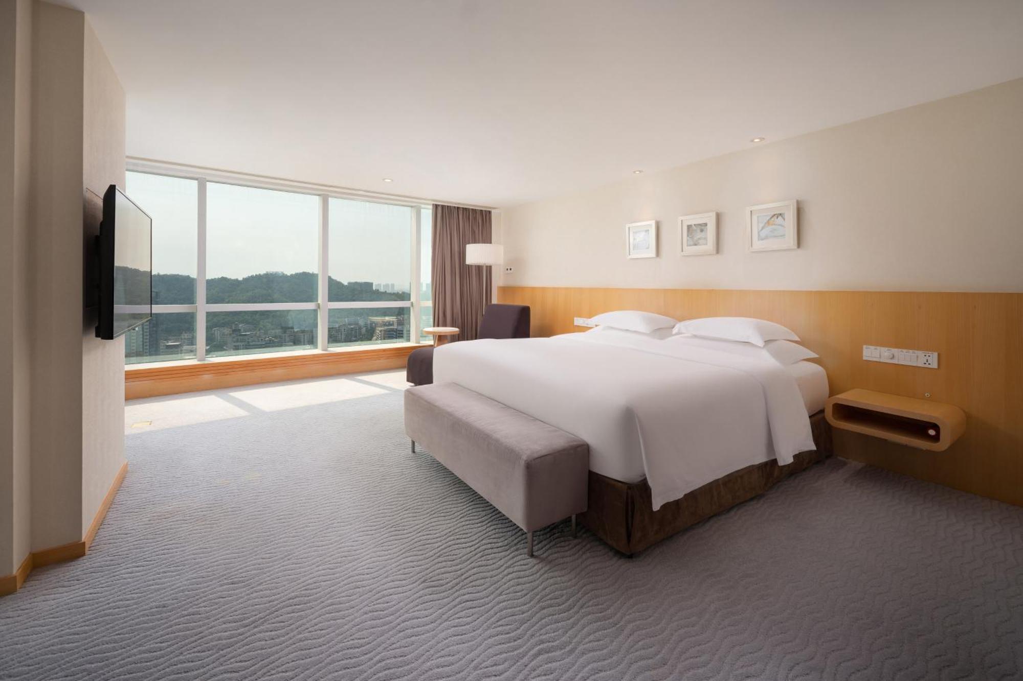 Crowne Plaza Center By Ihg - Offers Free One-way Shuttle To Chimelong Ocean Kingdom Hotel 5*