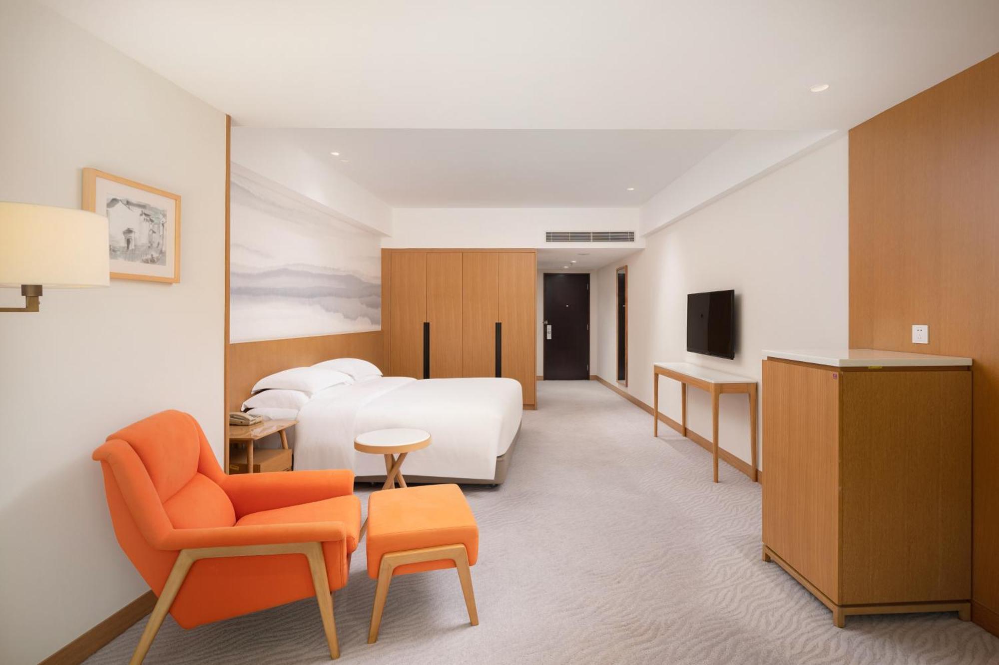 Crowne Plaza Center By Ihg - Offers Free One-way Shuttle To Chimelong Ocean Kingdom Hotel Zhuhai