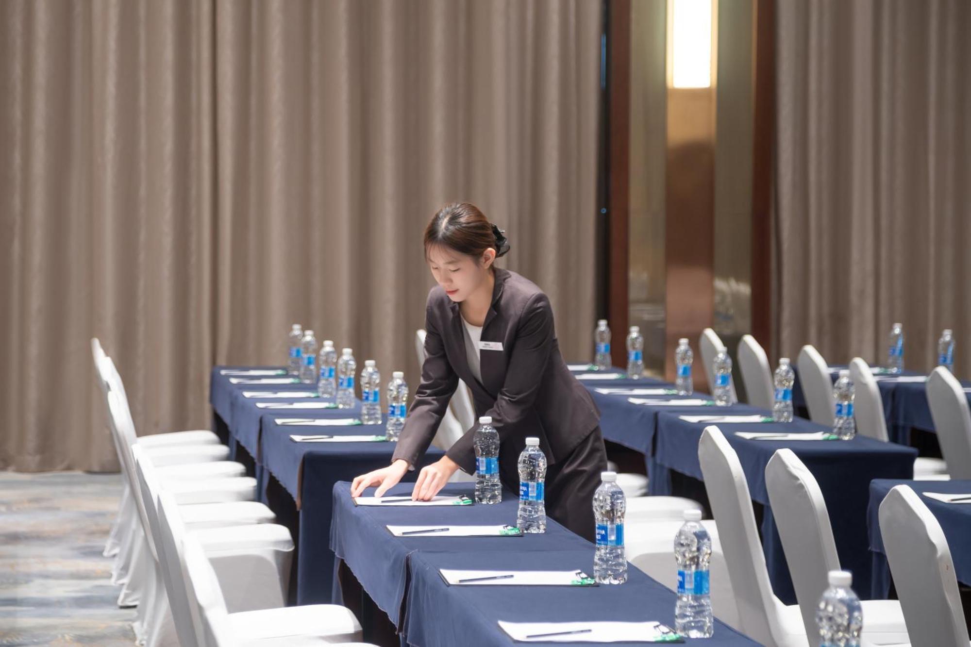 Crowne Plaza Center By Ihg - Offers Free One-way Shuttle To Chimelong Ocean Kingdom Hotel Zhuhai